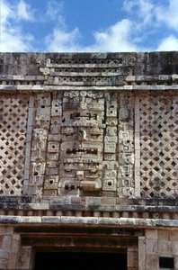 Schnitzdetail vom Ostgebäude des Nunnery Quadrangle, Spätklassische Maya, ca. 700-900 n. Chr. von Mayan Mayan