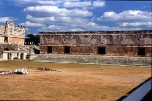 Ostgebäude des Nonnengartens, Spätklassisches Maya, ca. 700-900 n. Chr. von Mayan Mayan
