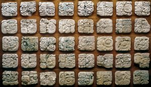Maya-Kalender (320-1697) bestehend aus verschiedenen Glyphen (gravierte Steine)