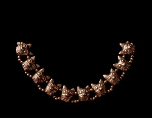 Goldene Halskette mit Jaguarköpfen. 600-1100 n. Chr. Von Iximche, Chimaltenango, Guatemala. Guatemala, Museo Nazionale di Archeologia e Etnologia