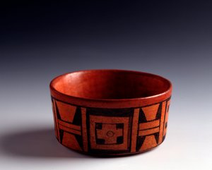 Präkolumbianische Kunst, Maya-Zivilisation, klassische Periode: Schale aus bichromem Ton, dekoriert mit geometrischen Motiven. Aus Tikal, Quiche, Guatemala von Mayan Mayan