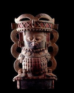 Präkolumbische Kunst, Maya-Zivilisation, klassische Periode: Räuchervase in anthropomorpher Tonform, die eine Figur mit einer Maske des Quetzalvogels darstellt. Aus Purulha, Guatemala. Guatemala, Museo Nazionale di Archeologia e Etnologia