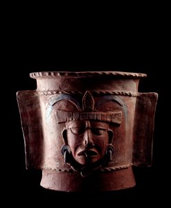 Präkolumbianische Kunst, Maya-Zivilisation, späte klassische Periode: zylindrische Bestattungsurne aus Ton, verziert mit einem menschlichen Gesicht. Aus Quiche, Guatemala. Höhe 38,5 cm x Durchmesser 39,5 cm. Guatemala, Museo Nazionale di Archeologia e Etno