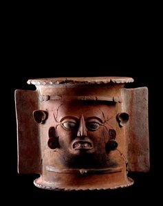Präkolumbische Kunst, Maya-Zivilisation, späte klassische Periode: zylindrische Begräbnisurne aus Ton, dekoriert mit einem menschlichen Gesicht