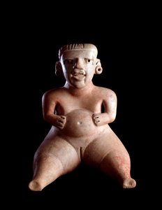 Präkolumbische Kunst, Maya-Zivilisation, präklassische Periode: Tonstatuette, die eine sitzende Frau mit geschwollenem Bauch und gespreizten Beinen darstellt (Gebärende?). Aus Kaminaljuyu, Guatemala. Guatemala, Museo Nazionale di Archeologia e Etnologia von Mayan Mayan