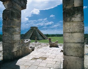 Der Tempel der Krieger und die Pyramide von Kukulkan (oder Schloss) in Chichen Itza (Yucatan, Mexiko). Präkolumbianische Architektur, Maya-Kunst der Postklassik (12. Jh.)
