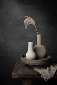 Minimalistisches Stillleben mit Keramik von Mayra Pama