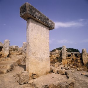 Taula an der archäologischen Stätte, Menorca, Spanien