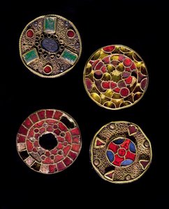 Archäologie des Mittelalters. Barbarische Kunst Galliens: Fibeln in Gold-Silber-Arbeiten im Filigranstil, polychromer Stil. Frankreich, Merowingerzeit, 6.-7. Jahrhundert von Merovingian