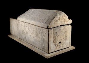 Merowingische Kunst: Sarkophag von Charenton sur Cher, 7. Jahrhundert.