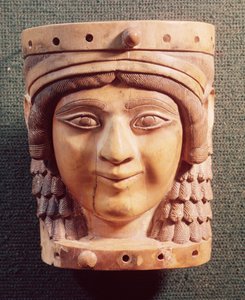 Kopf einer Frau, genannt die Dame des Brunnens oder die Mona Lisa von Nimrud, aus dem Palast von Salmanassar III, 1400-612 v. Chr. von Mesopotamian