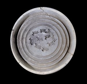 Mesopotamien: Terrakottabecher mit Tieren. 1750 v. Chr. Aus dem königlichen Geschirr des Palastes von König Zimrilim in Mari von Mesopotamian