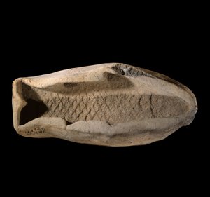 Mesopotamien: Terrakottaform in Fischform von Mesopotamian
