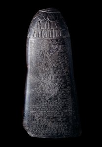 Mesopotamien: Kudurru aus schwarzem Kalkstein von König Marduk-sapik-zari (1082-1070 v. Chr.) (Stele, die als Unterstützung für Landspenden der kassitischen Herrscher von Babylon an Familienmitglieder oder hohe Würdenträger diente). Die Inschrift ist in Ke von Mesopotamian Mesopotamian