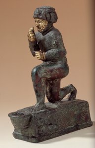 Mesopotamien: Statuette aus Silber, Bronze und Gold eines knienden Verehrers, Ex-Voto gewidmet dem Gott Amurru für das Leben von Hammurabi von Mesopotamian Mesopotamian