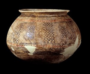 Orientalische Kunst: Vase mit geometrischem Dekor im Stil von Halaf