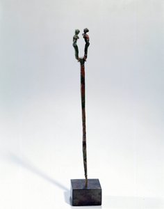 Orientalische Kunst: Nadel mit einem Kopf, verziert mit zwei Figuren. Bronzeobjekt, ca. 3300 - 3200 v. Chr. (Uruk-Periode, Mesopotamien) von Mesopotamian Mesopotamian