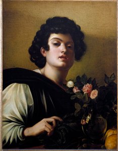 Junger Junge in der Vase der Rosen