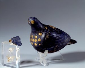 Östliche Antike: Taube aus Lapislazuli und Gold. Aus der Stätte Susa. Mittel-Elamitische Periode (Iran). 1200 v. Chr. von Middle Elamite Period