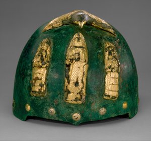 Helm mit göttlichen Figuren unter einem Vogel mit ausgebreiteten Flügeln, ca. 1500-1100 v. Chr. (Bronze, Goldfolie über Bitumen) von Middle Elamite Period