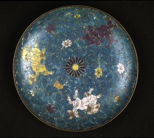 Kupfer- und Cloisonné-Emaille-Teller, Ming-Periode (1368 - 1644)