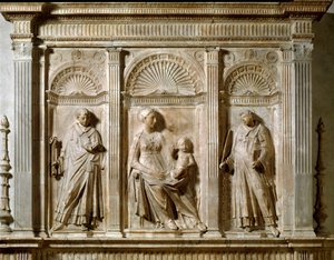 Jungfrau und Kind zwischen St. Laurentius und St. Leonhard. Hochrelief aus Marmor