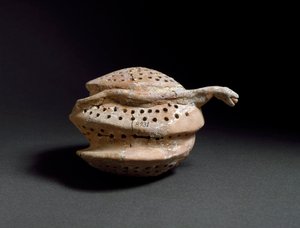 Ägäische Kunst: Keramikvase in Form von Waben und Schlange von Minoan