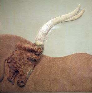 Minoische Kunst. Fragment eines Stuckreliefs, das einen gejagten Stier zeigt. Aus dem minoischen Palast von Knossos. 1600 - 1450 v. Chr. Archäologisches Museum, Heraklion, Kreta.