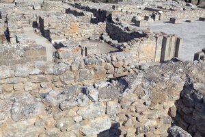 Minoische archäologische Stätte von Phaistos. Nordostkomplex. Diese Räume wurden zur Aufbewahrung wertvoller ritueller Gefäße verwendet. Die berühmte „Phaistos-Scheibe“ mit hieroglyphischer Schrift wurde hier zusammen mit anderen Tontafeln gefunden, die in von Minoan