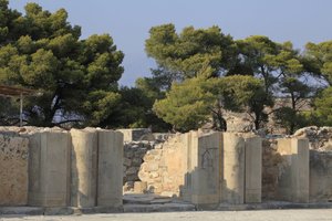 Minoische archäologische Stätte von Phaistos. Tor des Nordflügels, das sich vom zentralen Hof öffnet. Der Nordflügel ist der wichtigste Flügel des Palastes, da angenommen wird, dass er die „Königlichen Gemächer“ beherbergte.
