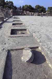 Minoische archäologische Stätte von Phaistos. Gesamtansicht des zentralen Hofes von den Schreinen des Westflügels