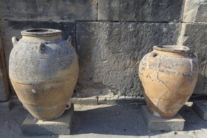 Minoische archäologische Stätte von Phaistos. Große Pithoi (Lagerkrüge), gefunden am zentralen Hof. Kreta.