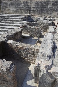 Minoische archäologische Stätte von Phaistos. Das dreiteilige Heiligtum. Dieser Komplex von Räumen vor dem Palast war ein kleines Heiligtum. Phaistos, Kreta. von Minoan