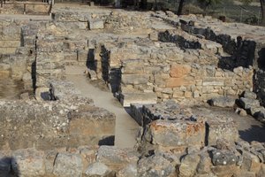 Minoische archäologische Stätte von Phaistos. Blick über den Nordostkomplex. Komplex von vier Räumen, die direkt an den alten Palast angrenzen. Diese Räume wurden zur Aufbewahrung wertvoller Ritualgefäße genutzt. Die berühmte Phaistos-Scheibe mit hieroglyp von Minoan