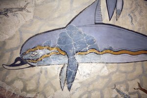 Minoische Kunst. Das „Delfin-Fresko“. Das Fresko schmückte die Wand oder den Boden eines Saals über dem Megaron der Königin. Fresko rekonstruiert aus Fragmenten des Originalwerks, das in Knossos gefunden wurde (1600 - 1450 v. Chr.). Archäologisches Museum,