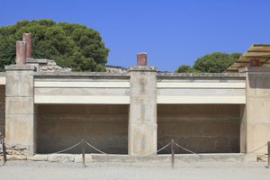 Minoische archäologische Stätte von Knossos. Westflügel; Bereich genannt „Tripartite Shrine“ von A. Evans. Im Inneren des Schreins wurden viele religiöse Objekte wie Tontafeln oder Tonabdrücke gefunden, die möglicherweise mit dem Archiv eines Schreins verb