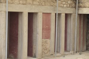 Minoische archäologische Stätte von Knossos. Westflügel neben dem „dreiteiligen Schrein“. Raum mit zwei großen rechteckigen Lagerräumen, die in den Boden eingelassen sind. Sie waren voller Tonvasen und wertvoller Objekte, darunter die berühmten Statuetten, von Minoan