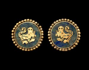 Paar Ohrschmuck, die übernatürliche Katzen darstellen von Moche Moche
