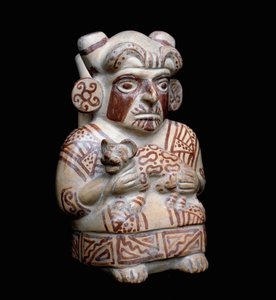 Präkolumbische Kunst, Mochica-Zivilisation: Ein Mochica-Häuptling mit einem Raubtier in den Armen. Anthropomorphe Tonvase. 200 v. Chr.-700 n. Chr.