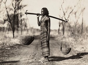 Cunama-Frau trägt Wasser, 09/05/1936 von Modestino Baldinetti