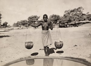 „Ein Imperium aufbauen“ im faschistischen Zeitalter: Cunama Frau trägt Wasser, 09/05/1936 von Modestino Baldinetti