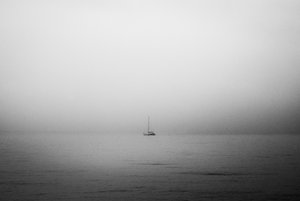Einsames Segelboot im Nebel
