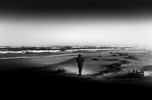 Einsamer Strandspaziergang von Monika Zemojtel