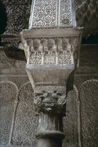 Säulenkapitell, aus dem Hauptinnenhof, erbaut von den Saadiern 1565 von Moroccan School