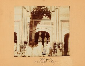 Das Safa-Tor, eine Gruppe von Fotos von Mekka und den heiligen Stätten des Islam, ca. 1879-80 (Albuminabzug) von Muhammad Sadiq Bey