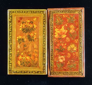 Ein Paar Spiegelgehäuse der Safawiden-Dynastie, bemalt mit Blumendesigns, eines mit einem sitzenden Wiedehopf