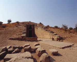 Antikes Griechenland: Ansicht des Eingangs zum Grab von Agamemnon, genannt „Schatzhaus des Atreus“. 1250 v. Chr., Mykene, Griechenland von Mycenaean
