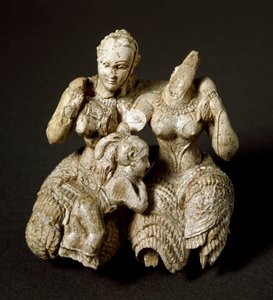 Mykenische Kunst: Elfenbeinidol bestehend aus zwei Gottheiten und einem Kind - 1500 v. Chr.
