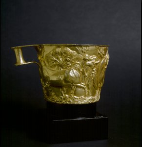 Mykenische Kunst: Goldbecher dekoriert mit einer Szene der Stierjagd. 1500 v. Chr. Vom Vaphio-Gelände in der Nähe von Sparta. von Mycenaean