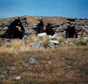 Mykenische Kunst: Häuser in den Befestigungen der Stadt Tiryns, um 1200 v. Chr. Griechenland von Mycenaean